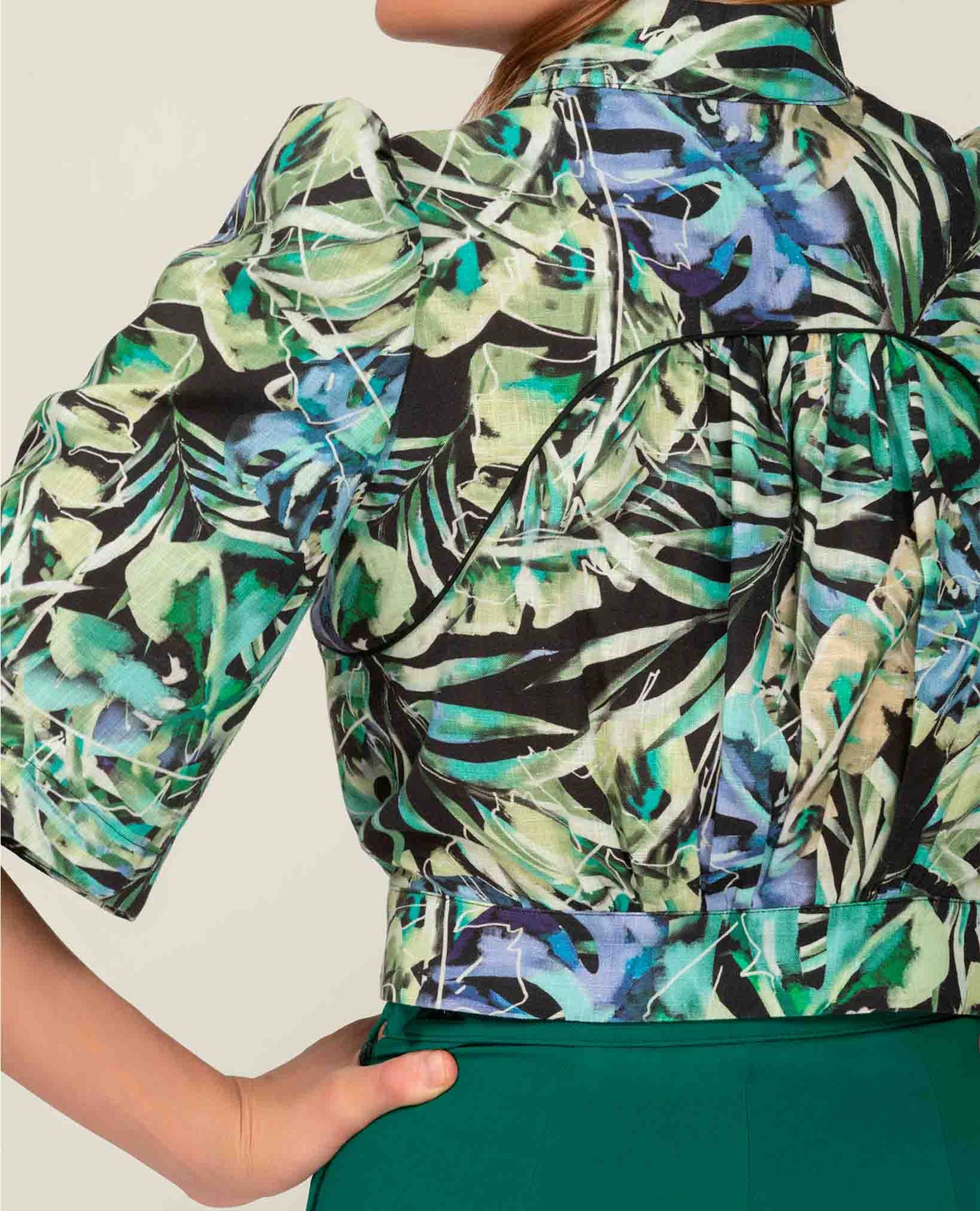 Haut style Blouse à manches bouffantes avec Zip en Viscose imprimée tropical-Hauts- Blouse-blouse femme-chemise-EMDORIA PARIS