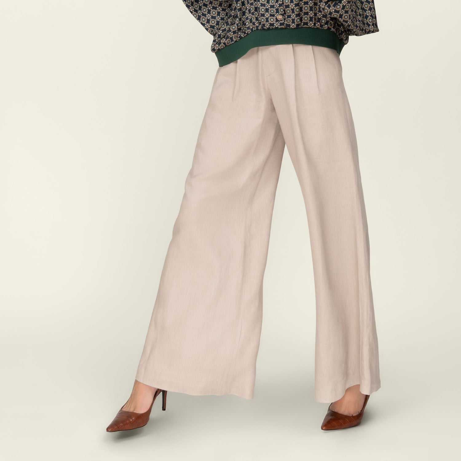 Pantalon à plis large et fluide en Lin naturel-Pantalon- new-new in-Nouveauté-EMDORIA PARIS