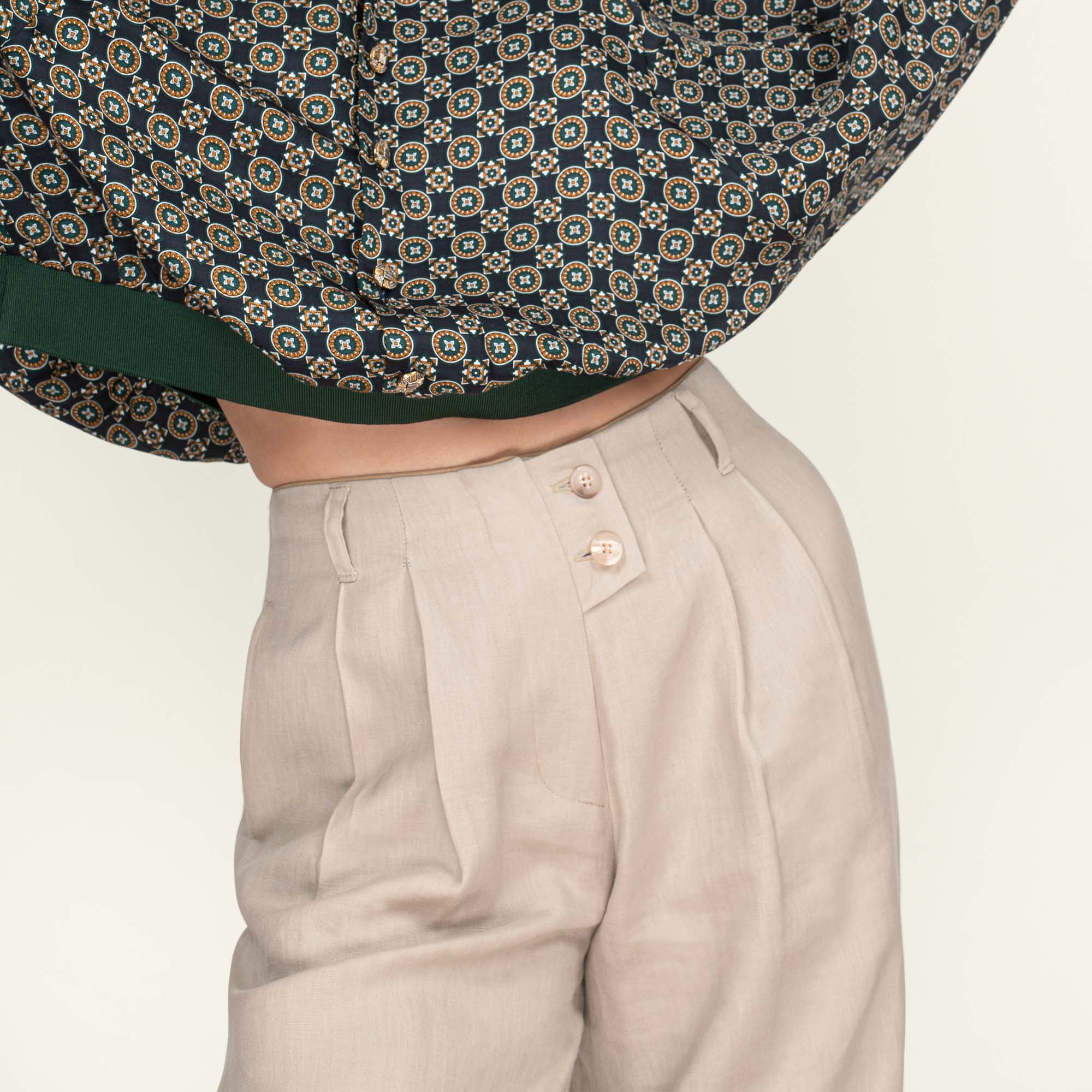 Pantalon à plis large et fluide en Lin naturel-Pantalon- new-new in-Nouveauté-EMDORIA PARIS